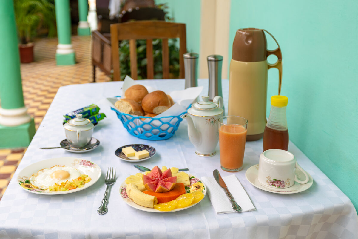 Cafetera, pan recién hecho y acompañamientos del desayuno