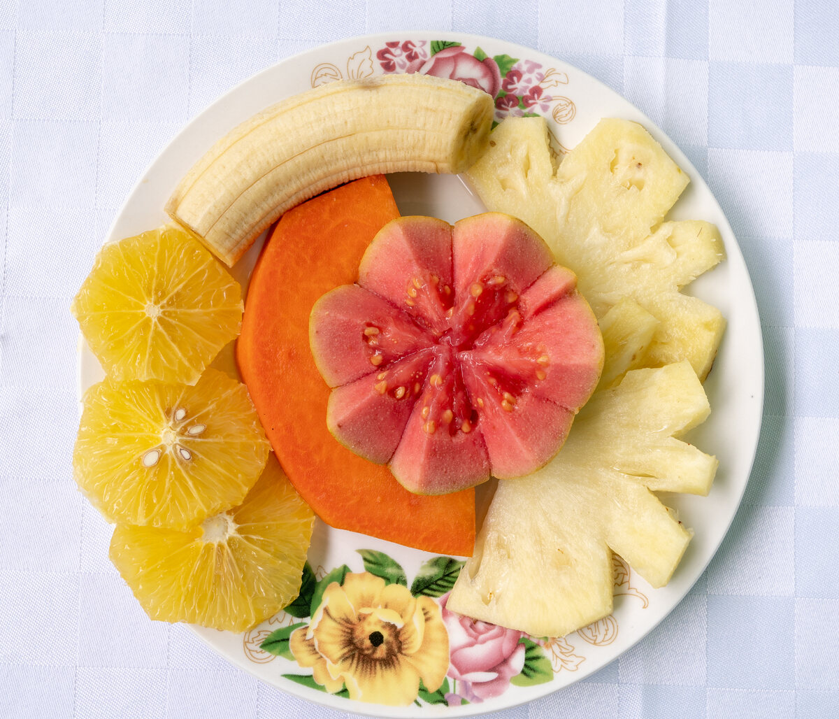 Detalle de la vajilla y los alimentos del desayuno casero