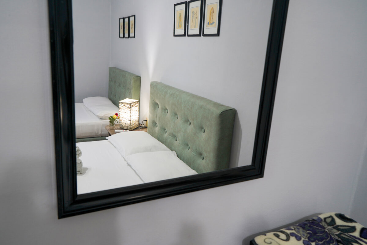 Detalle del mobiliario y la decoración de una habitación del hostal
