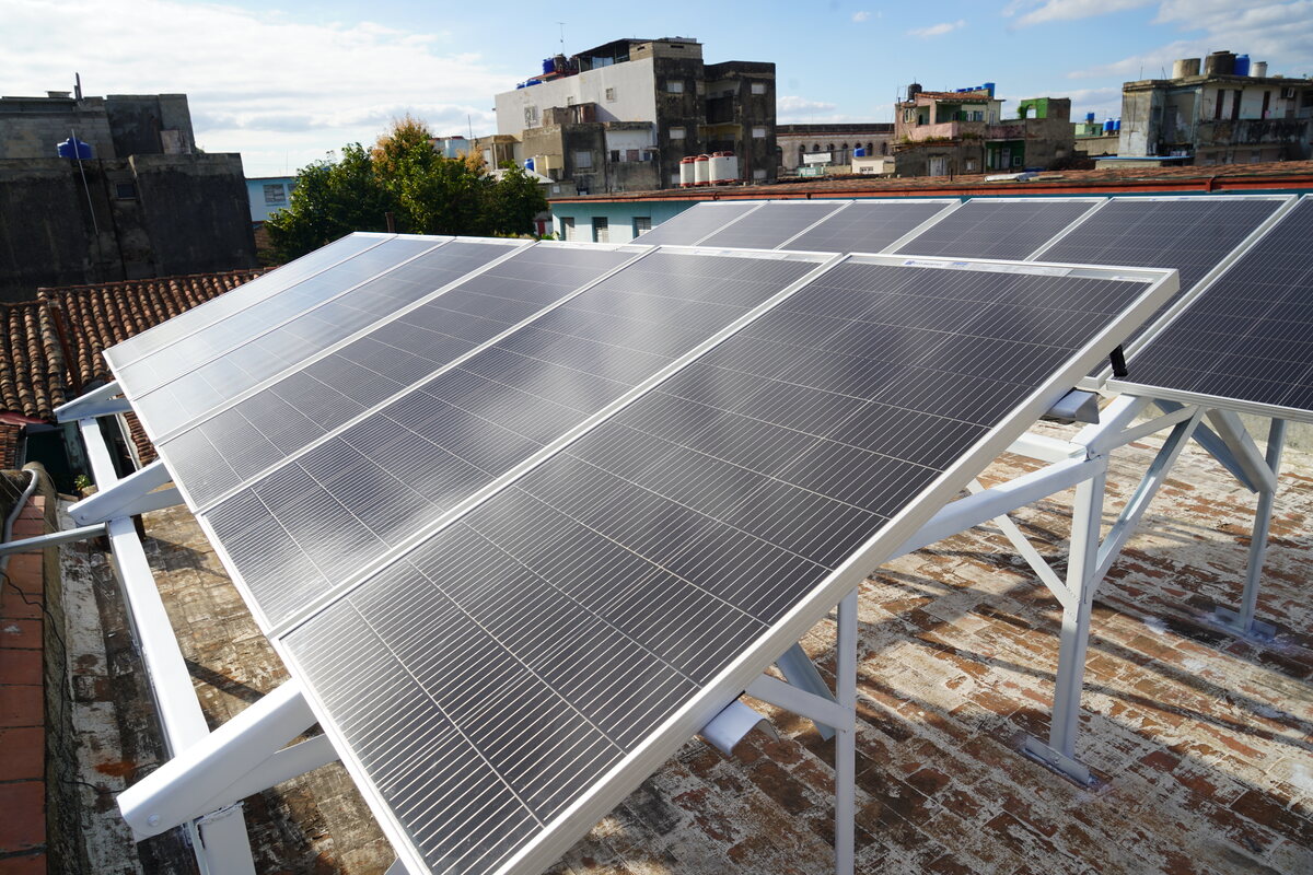 Estructura de soporte y paneles del sistema fotovoltaico del hostal
