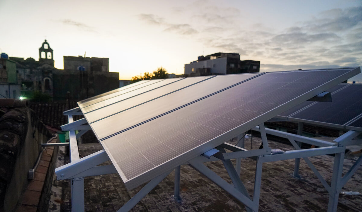 Instalación completa de paneles solares y baterías de respaldo